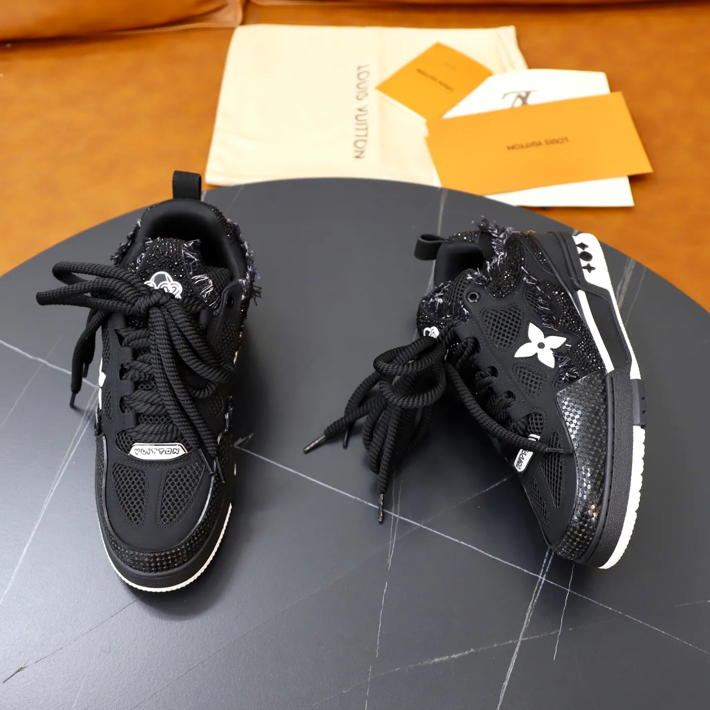 Ex-factory price: 860💰LV Couple👫Louis Vuitton TRAINER sneakers classic Louis Vuitton men's artistic director Virgil Abloh picked inspiration to create this LV Trainer sneaker. Yingze crystal inlays present a colorful effect. VS can be matched with two gorgeous effect colors. The LV letter logo badge on the tongue is gorgeous and noble. The LV letter is decorated on the side. The outsole is decorated with a Monogram flower pattern. It shows the trend of elegance and nobility! Men's and women's models: 35-46
